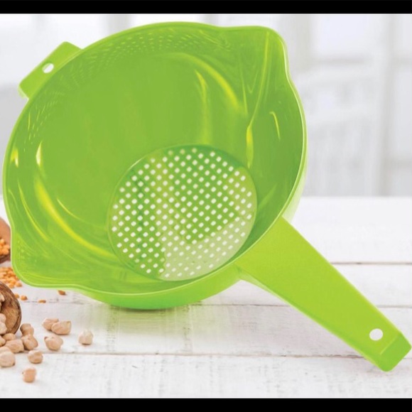 Tupperware Small 1 Quart Colander with Handle